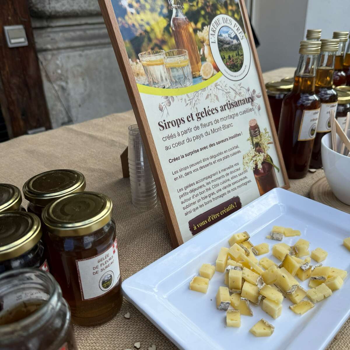 Stand L'arène des prés au marché de Saint-Gervais avec sirops, gelées et fromages
