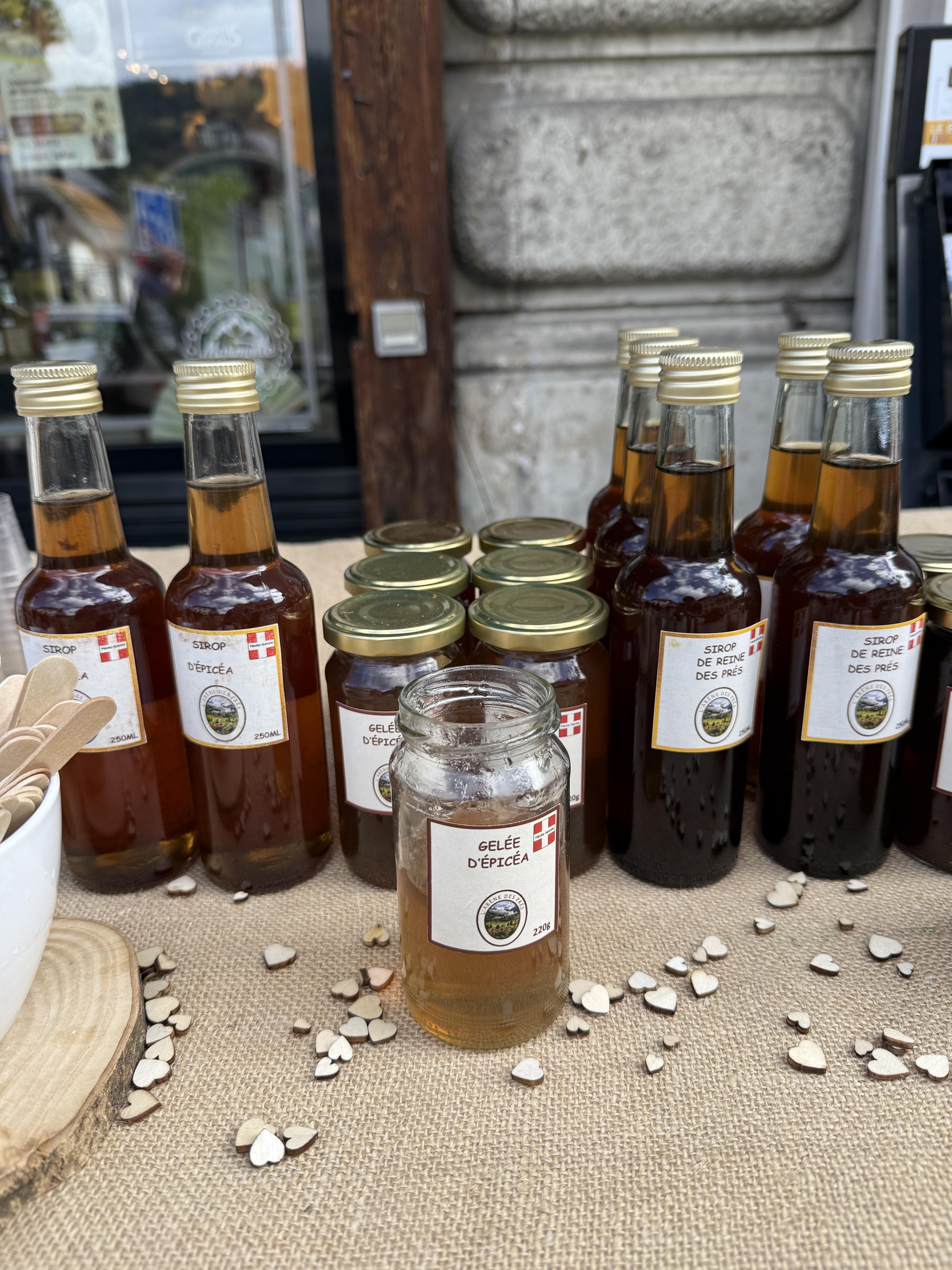 Bouteilles de sirops d'épicéa et de reine des prés de L'arène des prés